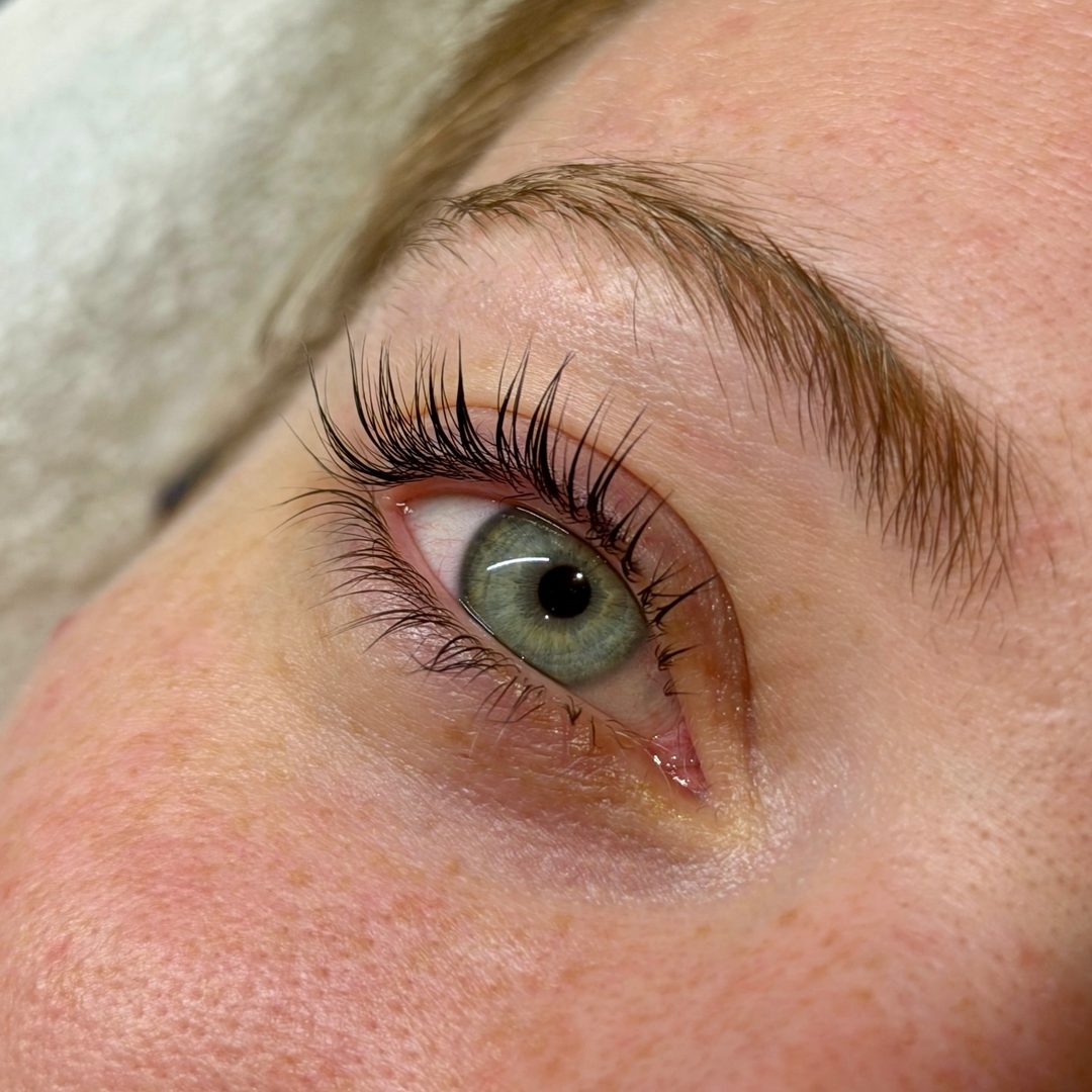 Resultaat van een lashlift, opgekrulde wimpers