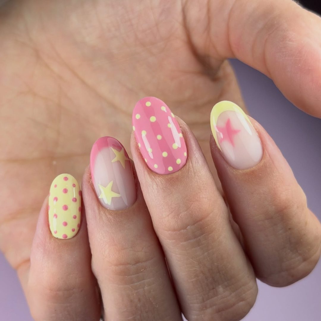 Nailart met roze en geel, stippen en sterren