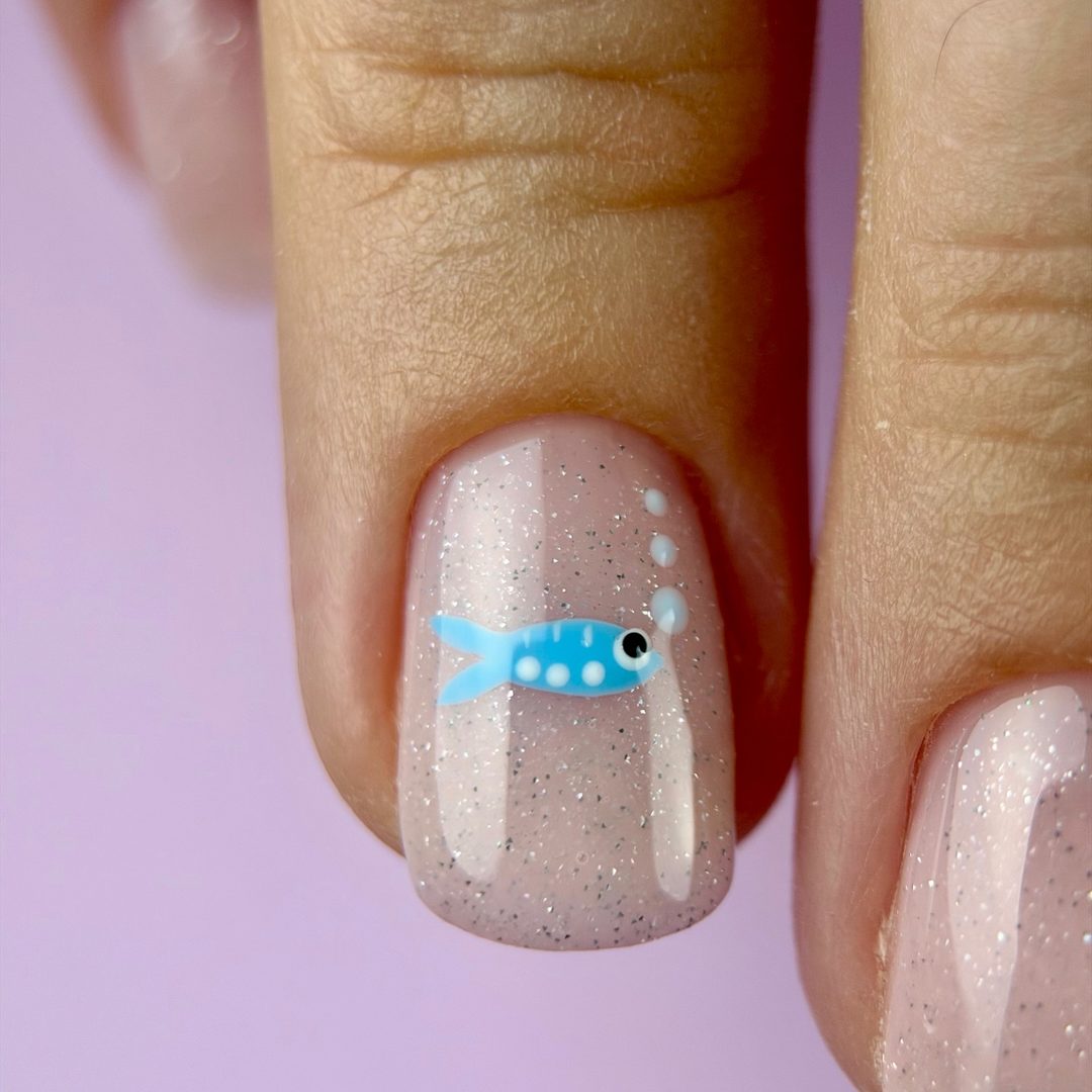 Nailart met een speels vissenmotief